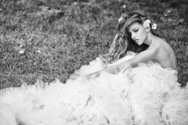 Glamour kadın yeşil çimenlerin üzerinde