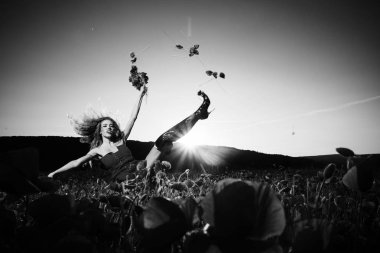 haşhaş tohumu alanında kız dans