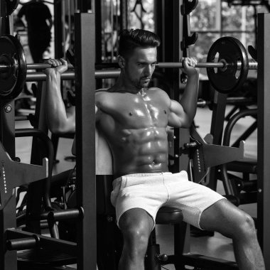 Barbell ile kas adam