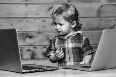 Sevimli çocuk bilgisayarlar üzerinde çalış