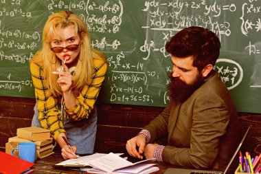 Öğrenci olmaya çalışmak en büyük potansiyele sahip olandır. Lise öğrencileri sınıf eğitimi kavramlarında birlikte okuyor ve okuyorlar. Öğrenciler onun eğitimine öncelik veriyor..