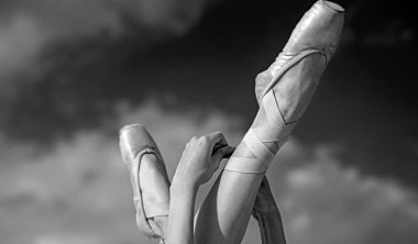 Güzellik vurguluyor. Bale terlik. Balerin ayakkabıları. Balerin Bale ayakkabıları bacaklarda. Pointe Ayakkabı ayaklarda. Balet tarafından giyilen pointe ayakkabı. Klasik dans stili. Konser dans performansı