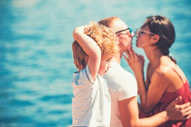 Sevgi ve güven aile değerleri olarak. küçük oğlu, kopya alanı ile aile sevgisi.