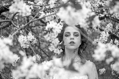 Bahar depresyon. Doğal güzellik ve spa terapisi. yüz ve cilt bakımı. kadın sağlık. çiçekler alerjisi. Bahar moda makyaj kadınla. Bahar. hava tahmini. Yaz kıza çiçek açan ağaç