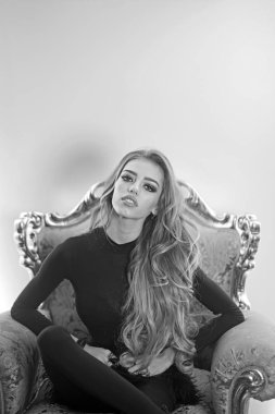 Kadın koltukta, sakin ol