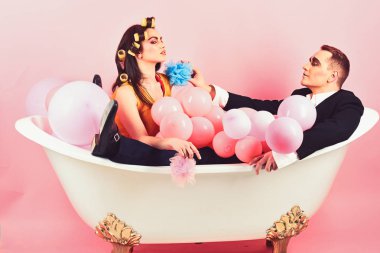 Kabarcık banyo günü. İki küvet içinde. Birkaç MIME adam ve seksi kadın banyo keyfini çıkarın. Güzellik rutin ve kişisel hijyen. Rutin bakım saç. Banyo hijyen alışkanlıkları. Aynı rutin her gün