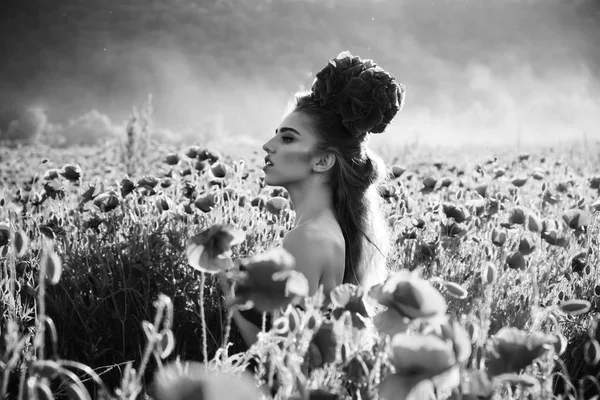 Haşhaş tohumu buket uzun kıvırcık saçlı kız — Stok fotoğraf
