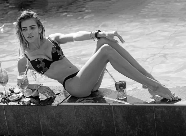 Modelo de moda pose na piscina. moda e beleza em férias de verão — Fotografia de Stock