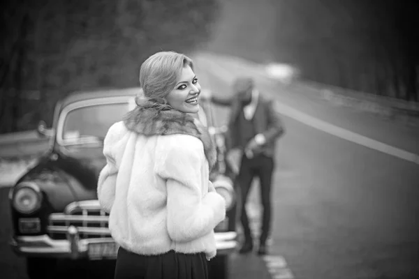 Engate de mulher bonita por homem barbudo. pegar no conceito de estrada . — Fotografia de Stock