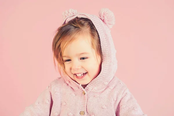 Spaß haben. kleines Mädchen lächelt. Kindheit und Glück. kleines glückliches Mädchen. Herbst und Frühling Kindermode. flippiges Mädchen. Pyjama-Mode — Stockfoto