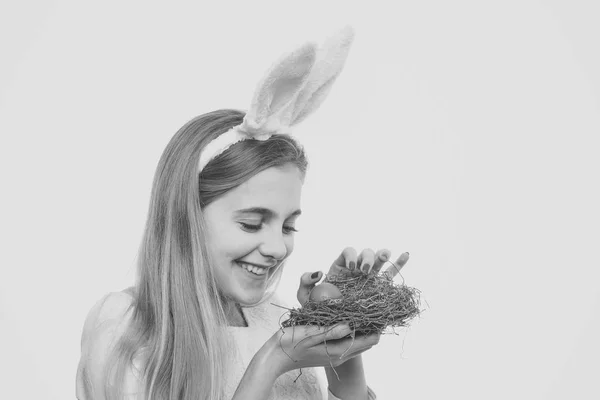 Το κορίτσι με το βαμμένο αυγό σε καλάθι, Πασχαλινό κυνήγι — Φωτογραφία Αρχείου
