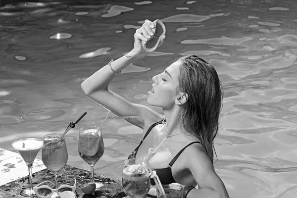 Mulher de moda com álcool refresco em miami. Cocktail com fruta em menina sexy na piscina em maldivas. Festa na piscina relaxe no spa resort. Beba suco de vitamina fresco, dieta. Férias de verão e natação no mar . — Fotografia de Stock