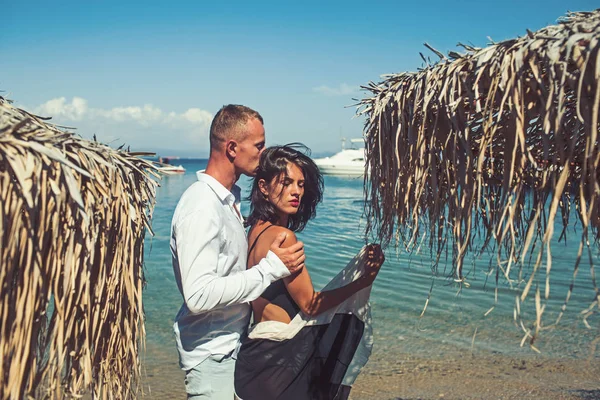 Macho hombre abrazo sexy mujer en el mar agua. macho hombre y bonita chica en vacaciones de verano . — Foto de Stock