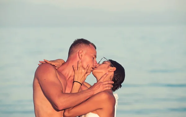 Gelukkige paar op het strand, kussen en omhelzen. — Stockfoto