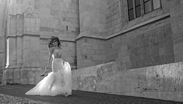 Boda de moda y salón de belleza. Vestido de novia en joven morena caminar cerca de palacio . — Foto de Stock