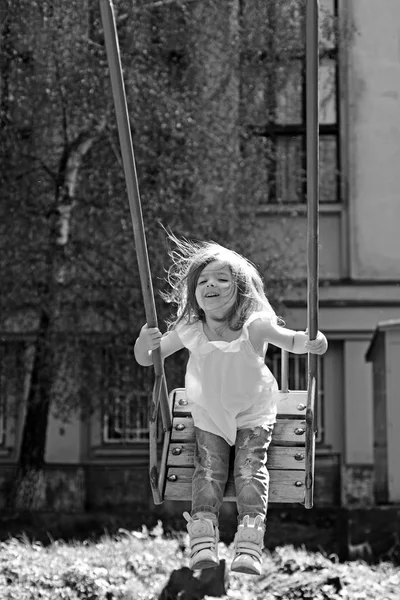 Petite fille romantique sur la balançoire, doux rêves. rêverie d'enfance. la liberté. Aire de jeux dans le parc. Petit enfant jouant en été. Joyeux rire enfant fille sur swing. C'est mes meilleures vacances d'été. — Photo