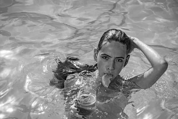 Sommerurlaub und Schwimmen im Meer. Sommerurlaub der hübschen Frau mit Cocktail — Stockfoto