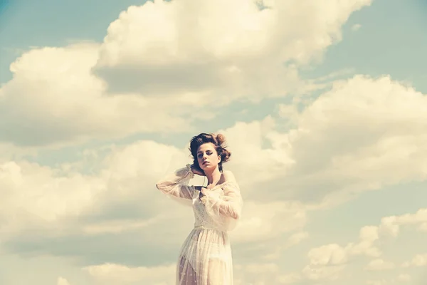 Belleza y look de moda en estilo vintage. belleza de la mujer bonita joven en vestido blanco en estilo vintage . — Foto de Stock