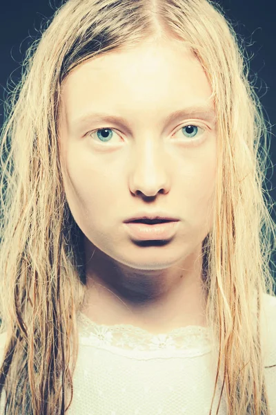 Zmysłowy blond młoda kobieta z mokrych włosów spojrzeć na kamery — Zdjęcie stockowe
