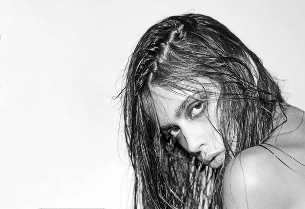 Mode-Look von stilvollen Mädchen, Make-up-Trend. Modelmodel mit nassen Haaren und rauchigen Augen. Kopierraum — Stockfoto