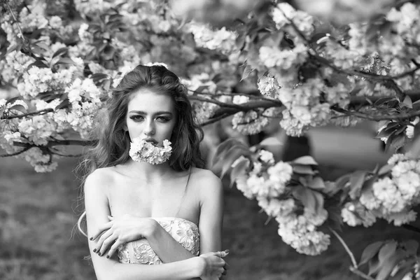 Mujer sensual en flor — Foto de Stock