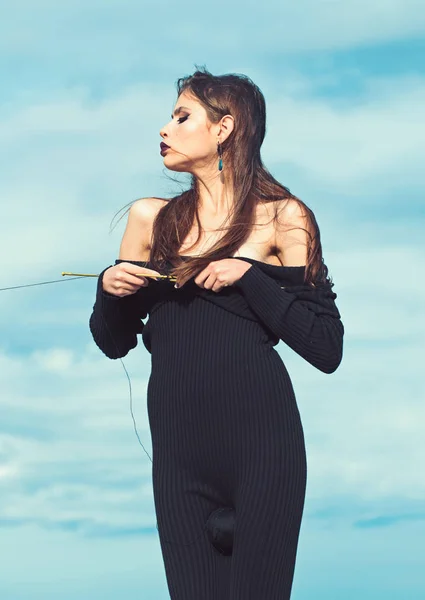 Černovlasá mladá žena v romantickém stylu plete svetr černé vlákno, za slunečného letního dne, pletení s pletací jehlice. — Stock fotografie