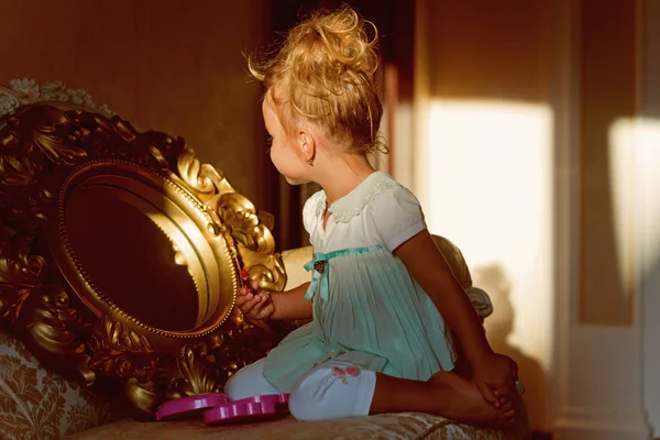 La bambina mette il rossetto rosso sulle labbra — Foto Stock