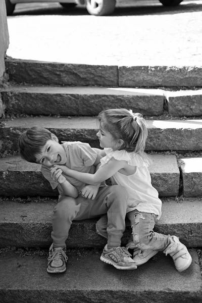 Petite fille et garçon dans les escaliers. Les relations. vacances d'été et vacances. premier amour d'enfance. Deux petits enfants. Garçon et fille. meilleurs amis, amitié et valeurs familiales. vous êtes mon meilleur ami — Photo