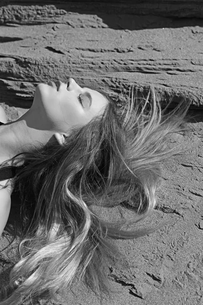 長い髪の女、髪型は砂でリラックスします。 — ストック写真