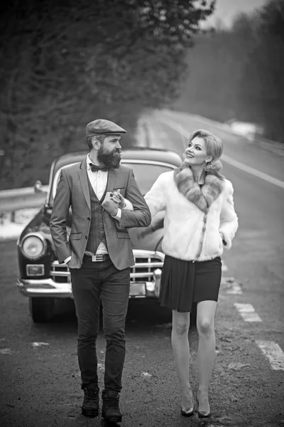 Escolta de rapariga pela segurança. conceito de escolta com motorista barbudo e menina de luxo em carro retro . — Fotografia de Stock