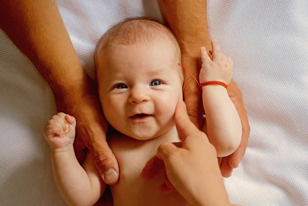 Cuidado amoroso. Atención al recién nacido al nacer. Cuidado del bebé recién nacido. Tener un bebé es como enamorarse de nuevo. — Foto de Stock