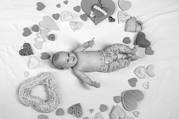 Είσαι η καρδιά μου. Αγάπη. Πορτραίτο του ευτυχισμένο παιδάκι. Γλυκό μωράκι. Νέα ζωή και τη γέννηση. Οικογένεια. Φροντίδα των παιδιών. Μικρό κορίτσι ανάμεσα σε κόκκινες καρδιές. Παιδική ευτυχία. Ημέρα του Αγίου Βαλεντίνου — Φωτογραφία Αρχείου