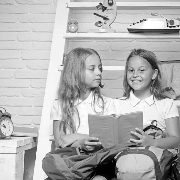 Чтение интересной истории. чтение и обучение с двумя любопытными детьми, держащими в руках книгу — стоковое фото