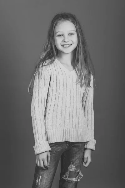 Portret van een schattig klein meisje van de denim op blauwe achtergrond. — Stockfoto