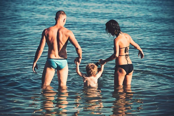 幸せな子供と両親の日に水で遊ぶ。フレンドリーな家族の概念 — ストック写真