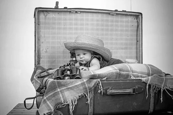 Muy ocupado. Dulce bebé. Nueva vida y nacimiento. Felicidad infantil. Periodista fotográfico. Niña en la maleta. Viajar y aventura. Familia. Cuidado de niños. Retrato de un niño feliz — Foto de Stock