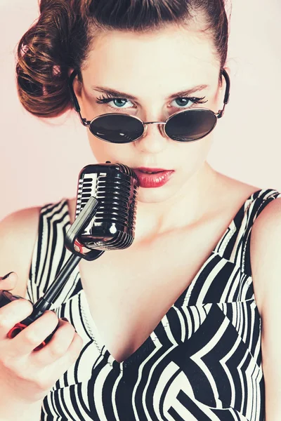 Gözlüklü kız mikrofon şarkı.