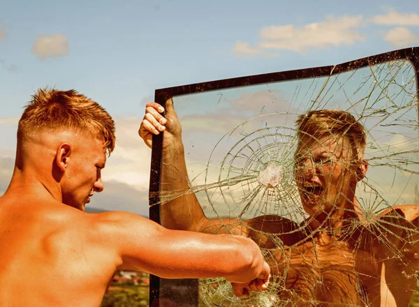 Puede luchar contra cualquiera. Practicar la competencia entrenar juntos. Los gemelos golpean un vaso. Los competidores gemelos muestran fuerza muscular y potencia. Hombres fuertes aumentan la fuerza física — Foto de Stock