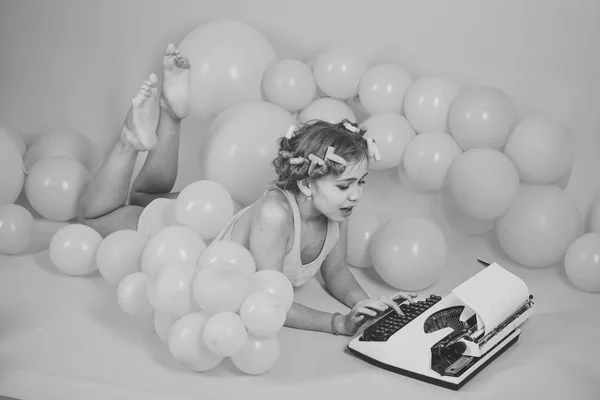 Malá dívka sekretářka v nafukovacích balónků. — Stock fotografie