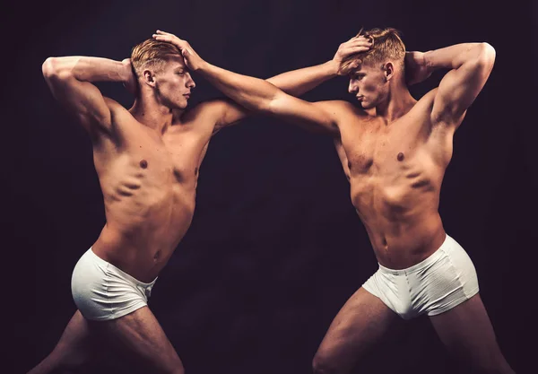 Ginastas de circo em pilates ou treinamento de ioga. gêmeos de circo com corpo muscular sexy . — Fotografia de Stock