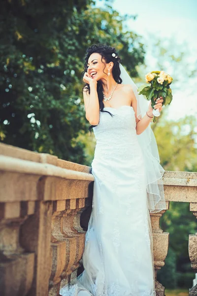 Mooie bruid, bruiloft kleurrijk boeket te houden. Schoonheid van gekleurde bloemen. Bruids toebehoren voor meisje — Stockfoto