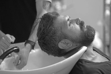 Kuaför Dükkanı sakallı adam bıyık