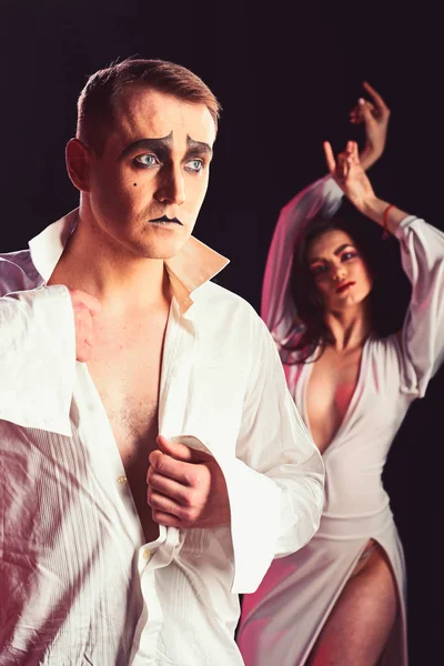 Çılgınca romantik olmak. Seksi MIME erkek ve kadın romantik sahnede hareket. Sexi çift MIME sanatçıların sahne alanı'nda romantizm gerçekleştirin. İki aşık MIME makyaj. Vücut hareketleri miming tiyatro sanatçıları