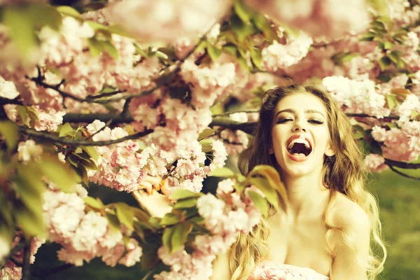 Счастливая женщина в цвету — стоковое фото