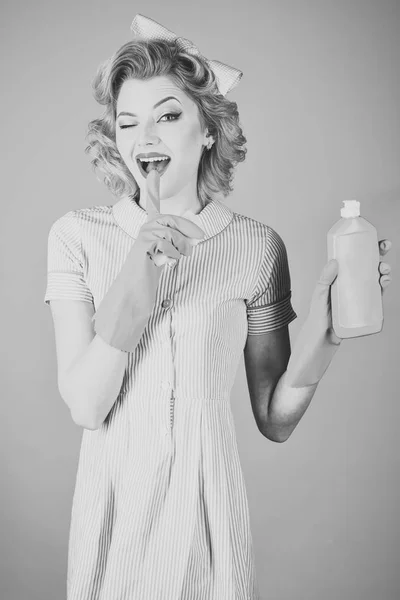 Szałowy kobieta z zestawem do czyszczenia — Zdjęcie stockowe