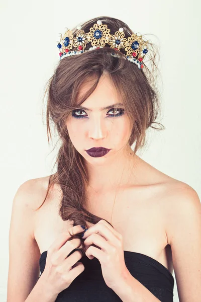 Módní studio foto krásné ženy s světlý make-up, nosí korunu ve vlasech. — Stock fotografie