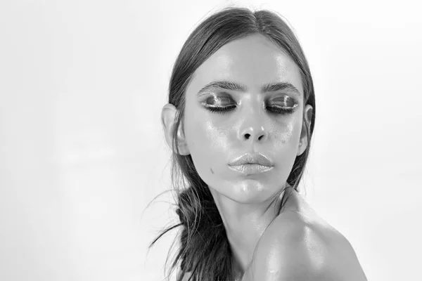 Žena se zavřenýma očima barvy, řasenka, make-up, vzhled — Stock fotografie