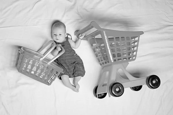 Ayudando a mamá. Felicidad infantil. Gran oferta de venta. Una niña pequeña va de compras. Dulce bebé. Nueva vida y nacimiento. Carro de compras. El dueño de la casa. Familia. Cuidado de niños. Retrato de un niño feliz —  Fotos de Stock