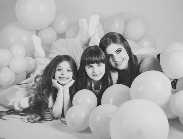 Famille Enfants Mère Avec Des Ballons Fête Mère Enfants Ballons — Photo