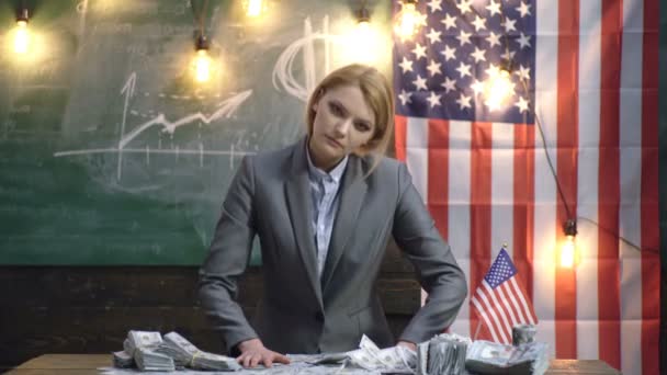 Serious woman dressed in suits with an American flag holding a bunch of dollar. Income planning of budget increase policy. income concept with woman at american flag. — Stock Video